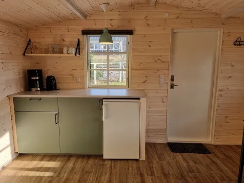 Kleine keuken in de trekkershut met koelkast en kookplaat