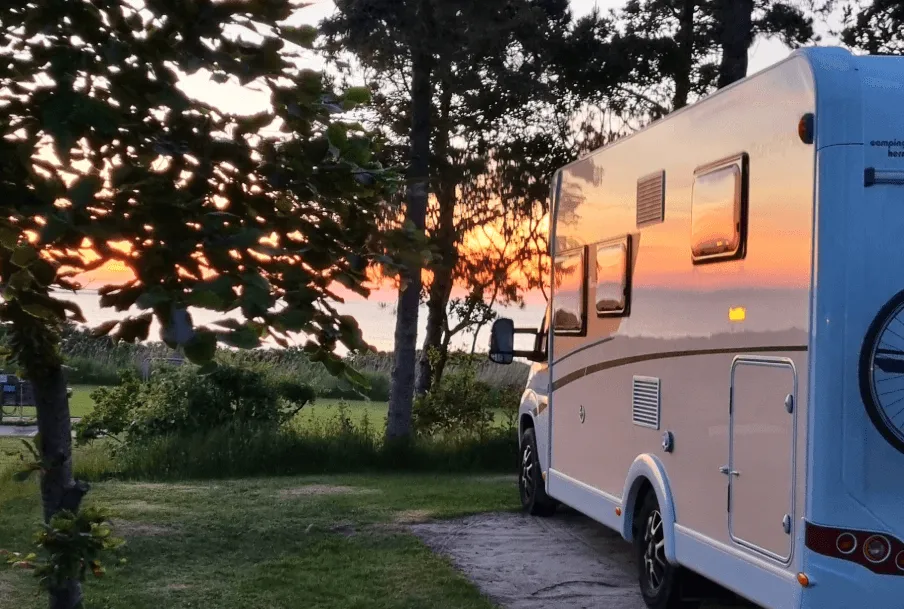 Uitzicht vanaf een camperplaats over de Limfjord