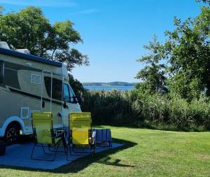 Camper op een plaats met uitzicht