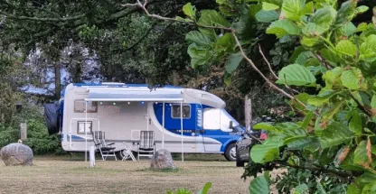 Camper aan het water