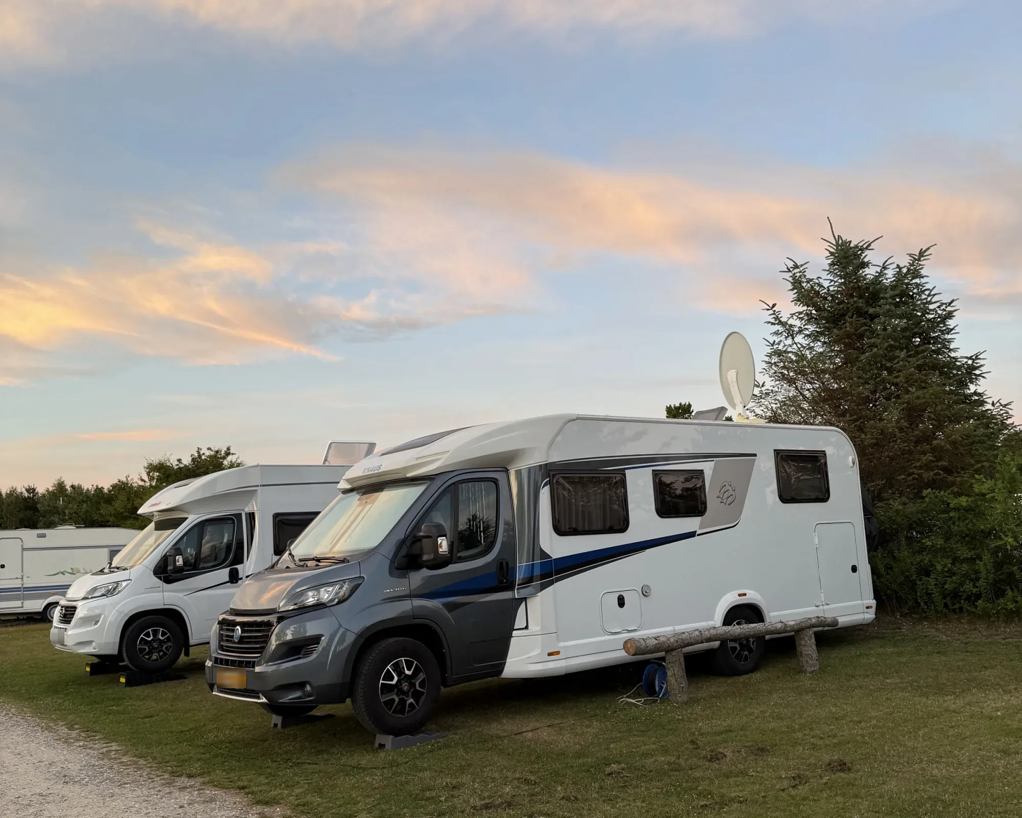 Autocampere på camperstop i solnedgang