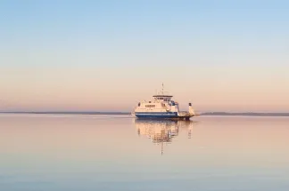 De veerboot in de veerhaven van Hvalpsund