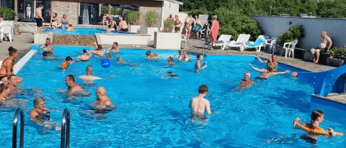 Veel gasten in het zwembad