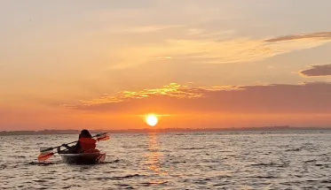 Doorzichtige kajak bij zonsondergang