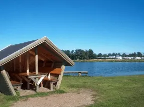 Hut bij de visvijver