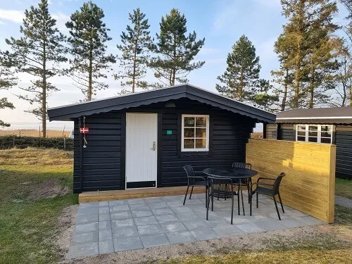 Trekkershutten van buiten op Hvalpsund Familie Camping