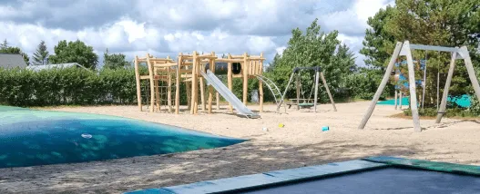 De speeltuin bij het zwembad