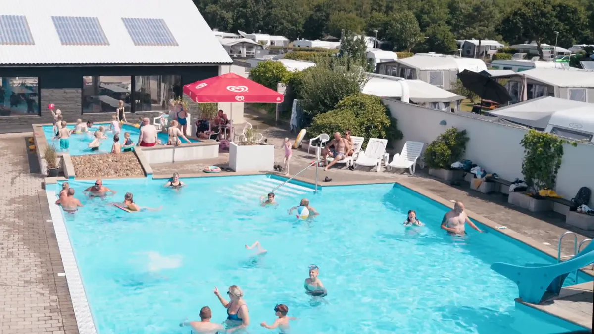 Verwarmd buitenzwembad op Hvalpsund Familie Camping