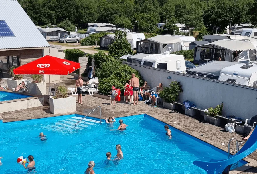 Het verwarmde buitenzwembad