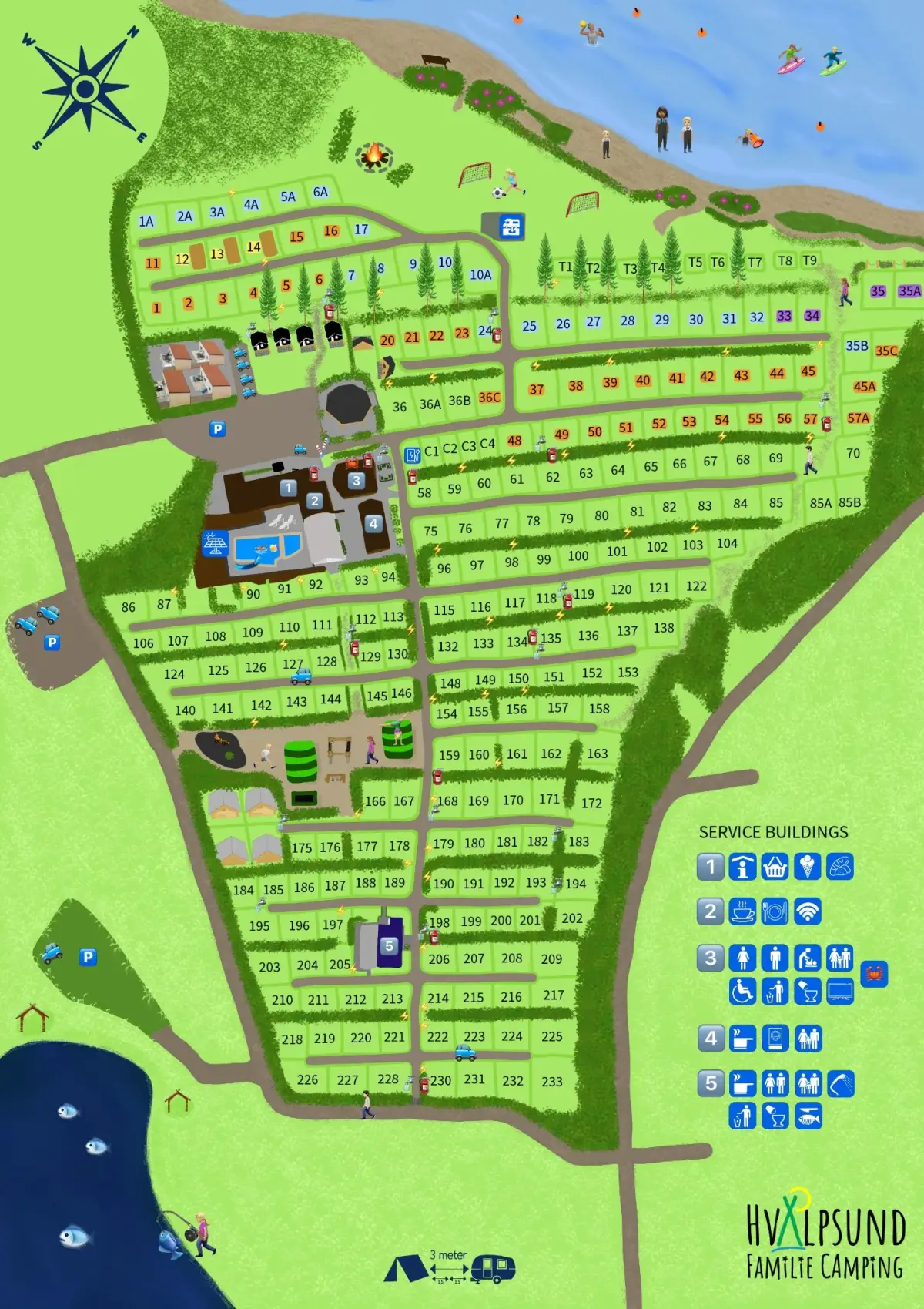 Plattegrond van Hvalpsund Familie Camping met plaatsnummers, sanitairgebouwen, zwembad en speeltuin