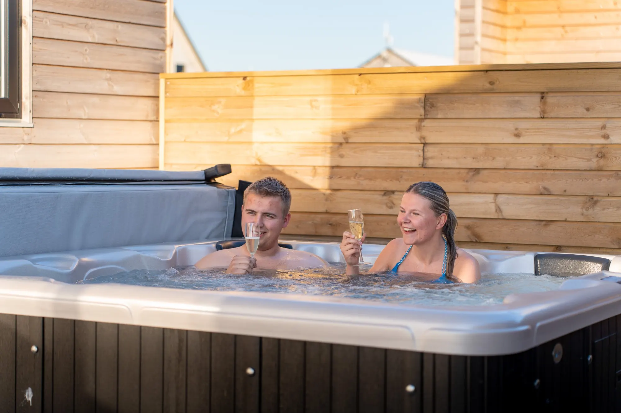 Stel proost in de grote privéspa bij het Premium Limfjord-huisje