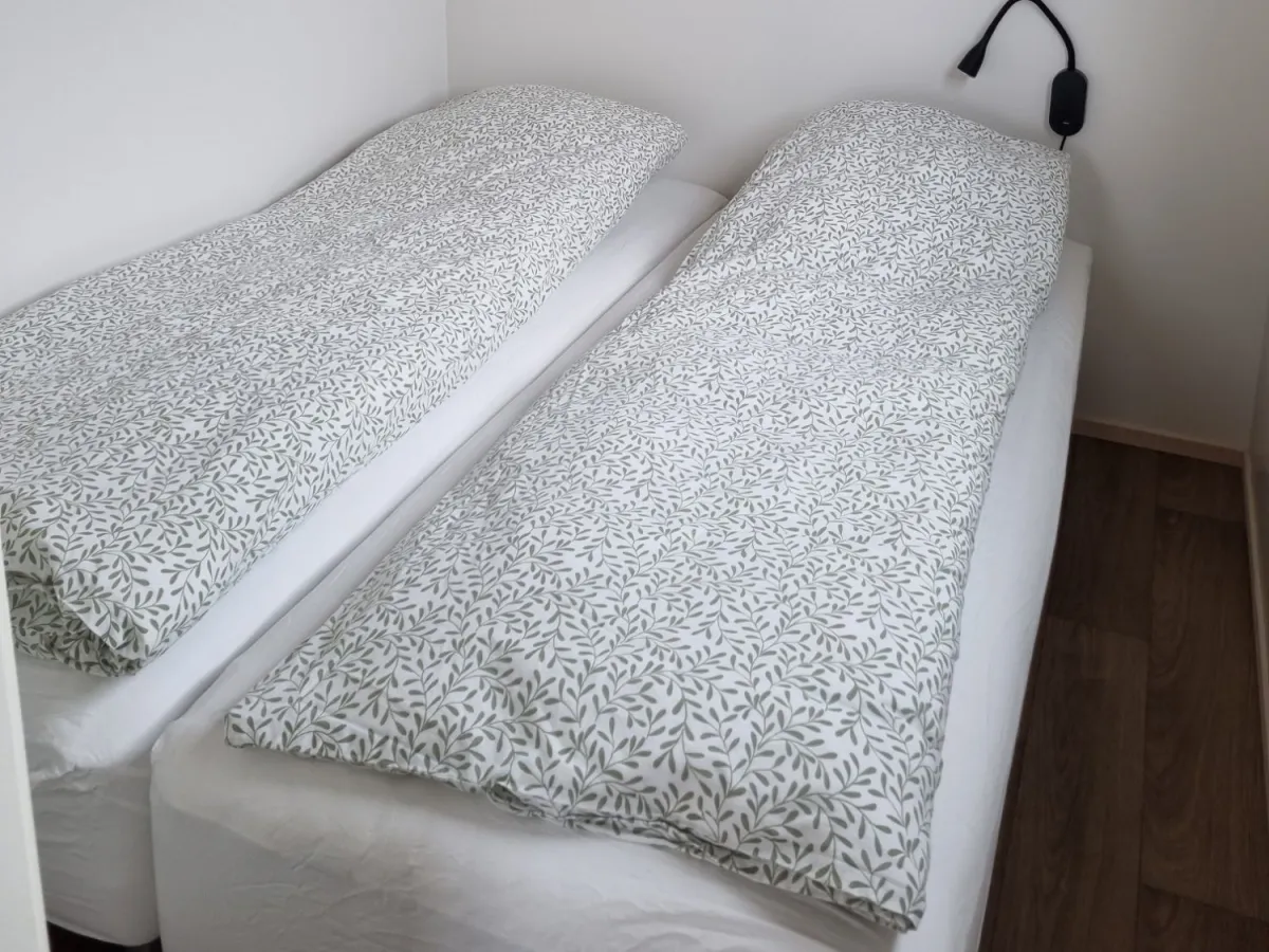 Slaapkamer met tweepersoonsbed en leeslampjes