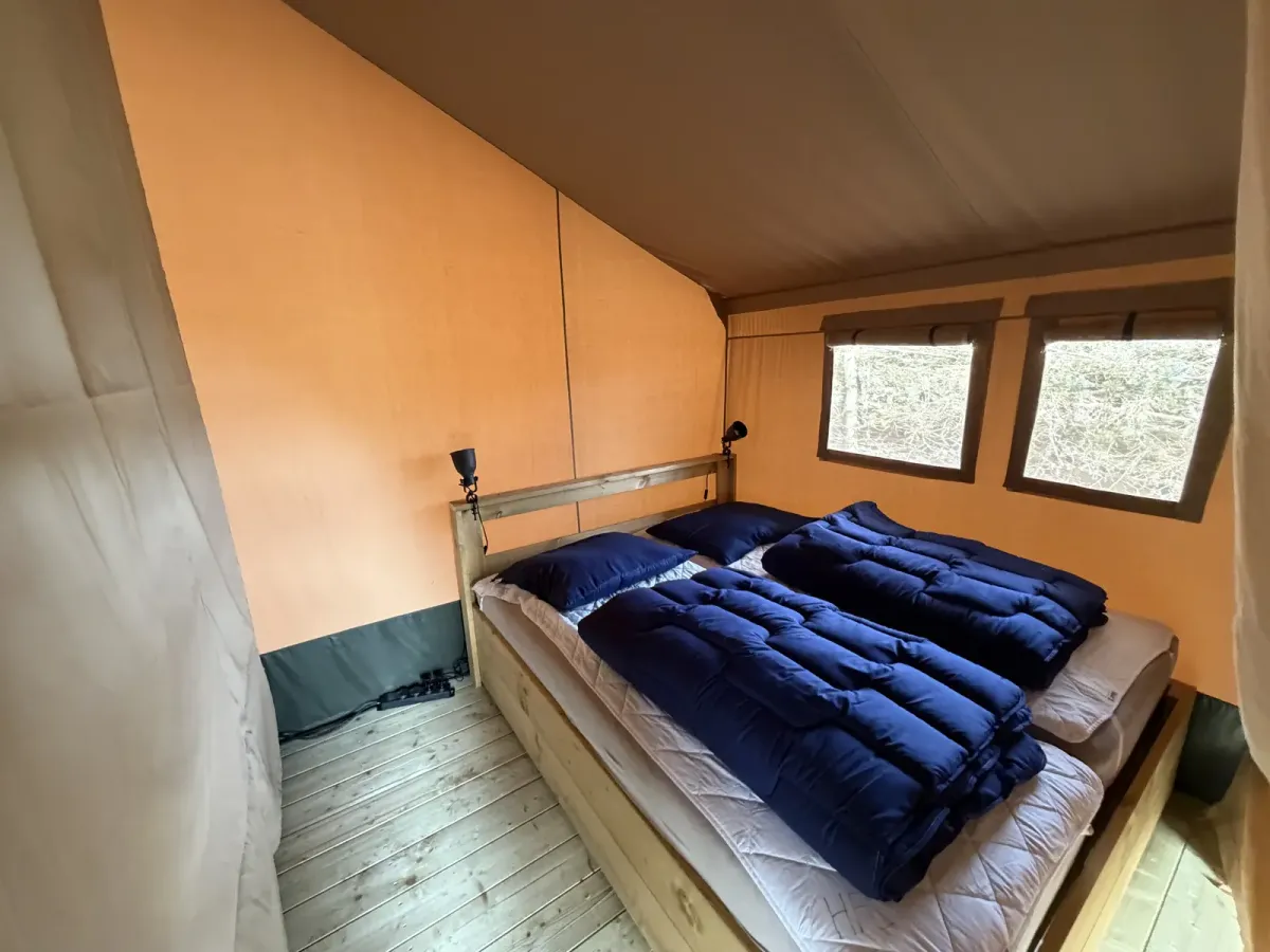 Tweepersoonsbed in de safaritent