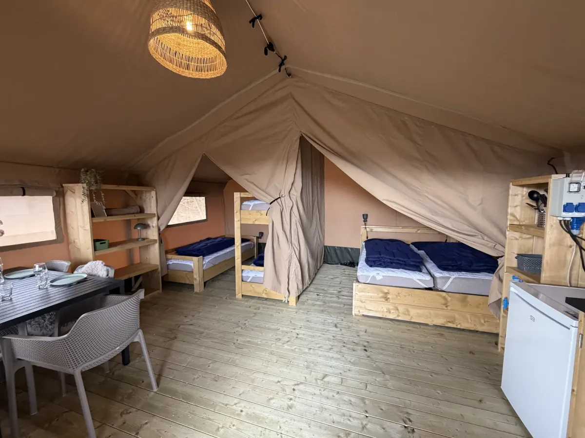 Bedden in de safaritent