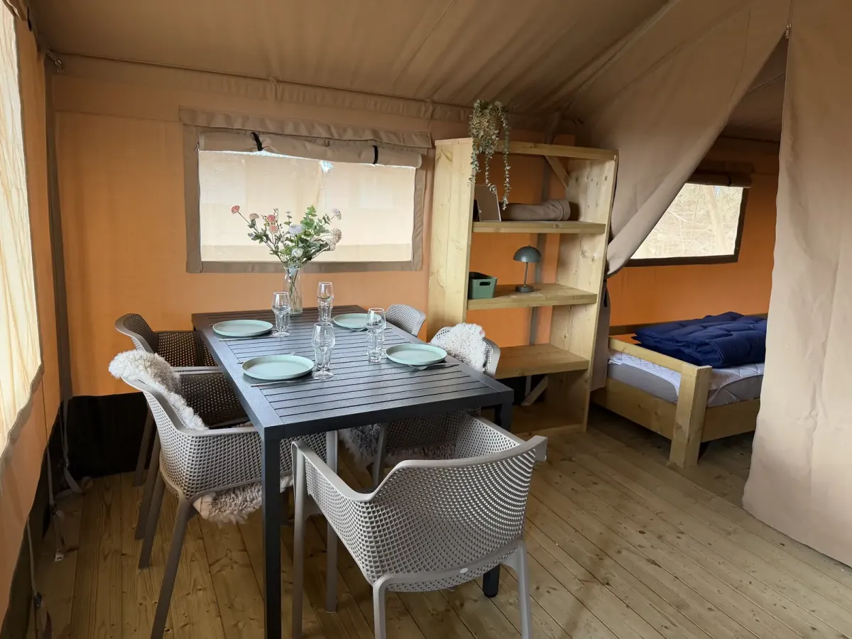 Interieur van de glamping safaritent