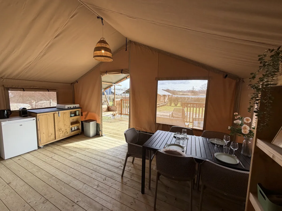 Keuken en gedekte eettafel in de safaritent