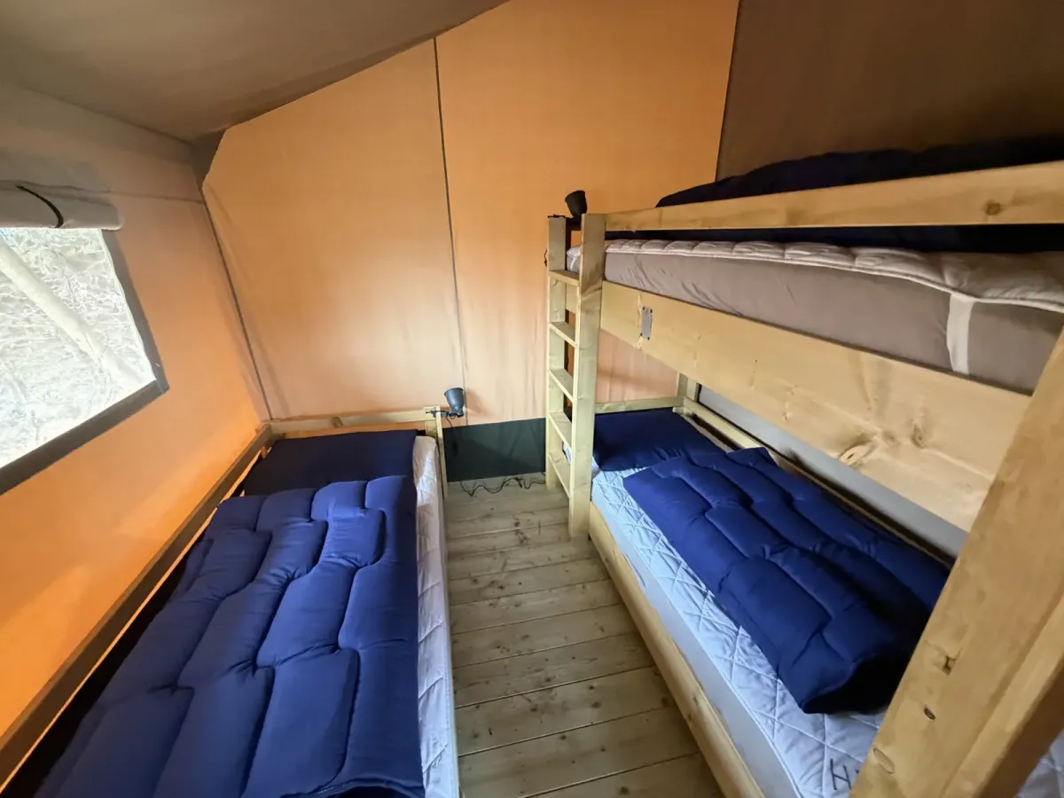 Stapelbed in de safaritent
