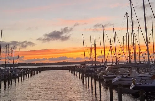 Zonsondergang bij de jachthaven