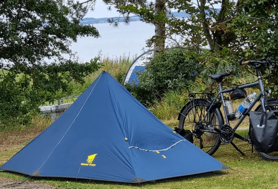 Puntdaktent op het gras aan de fjord
