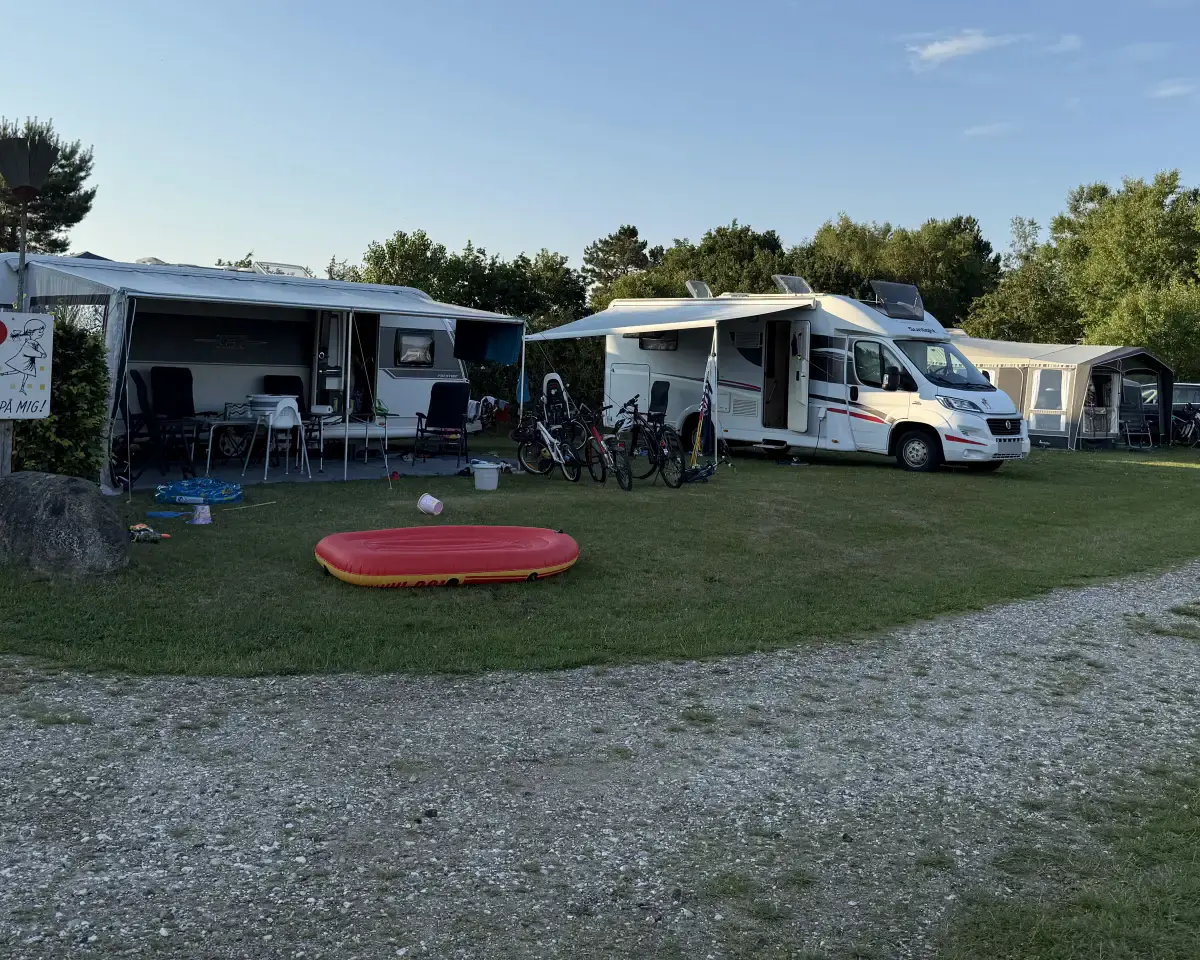 Camper en caravans op standaardplaatsen op Hvalpsund Familie Camping