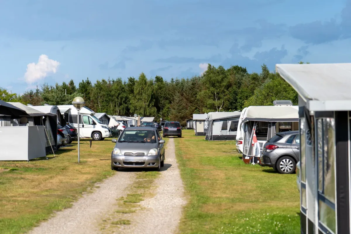Grindpad tussen de standaardplaatsen met caravans, voortenten en campers
