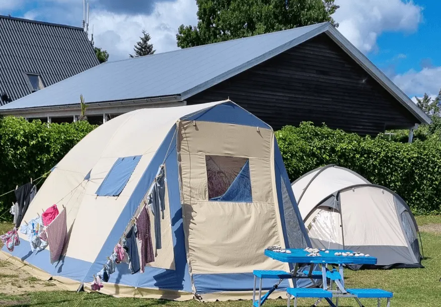 Grote gezinstent op het tentenveld