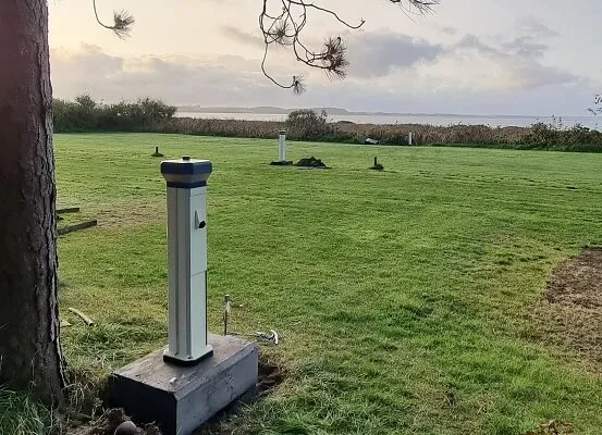 Stroompaal aan de fjord