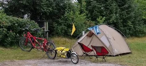 Fietsen en tent op de camping