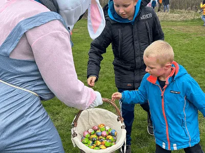 Kinderen zoeken paaseieren op de camping
