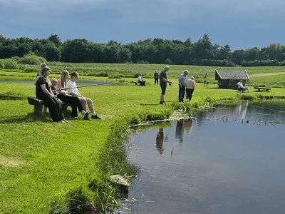 Gezin bij de visvijver van de camping