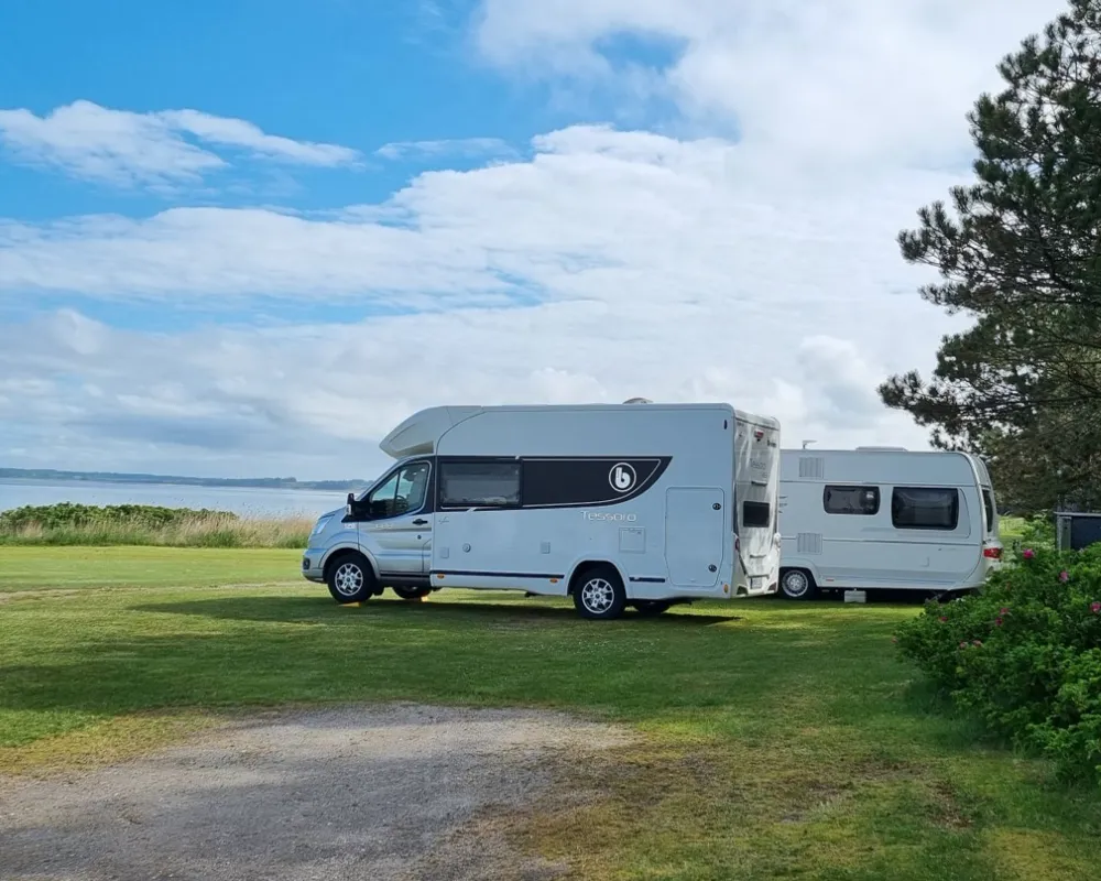 Camper en caravan op een uitzichtplaats op de eerste rij aan de Limfjord