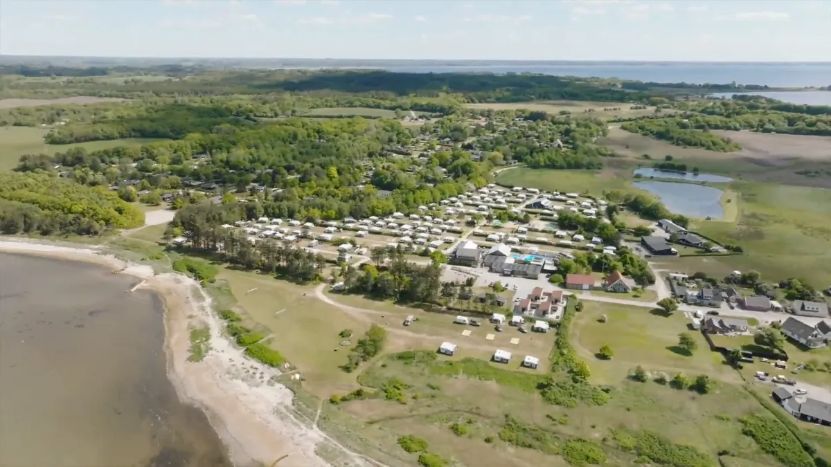 De camping aan de kust van de Limfjord van bovenaf