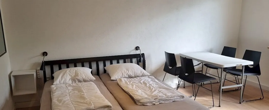 Dobbeltværelse med seng og spisebord